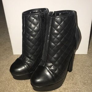 EUC size 5.5 Steve Madden black quilted bootie